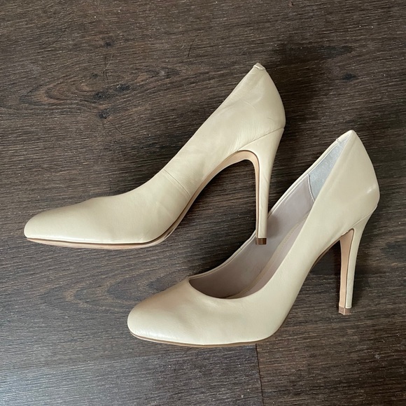 Size 9 Vince Camuto Heels! - Picture 2 of 5